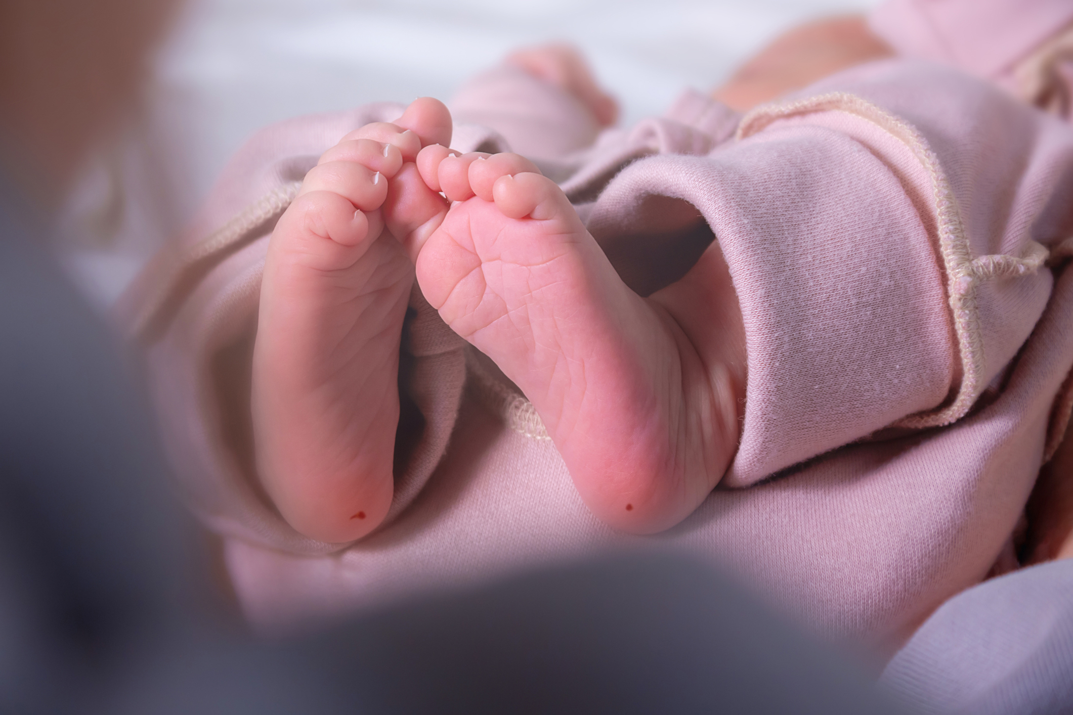 bebê recém nascido tem marcas no pé que indicam o local em que foi feito o teste do pezinho